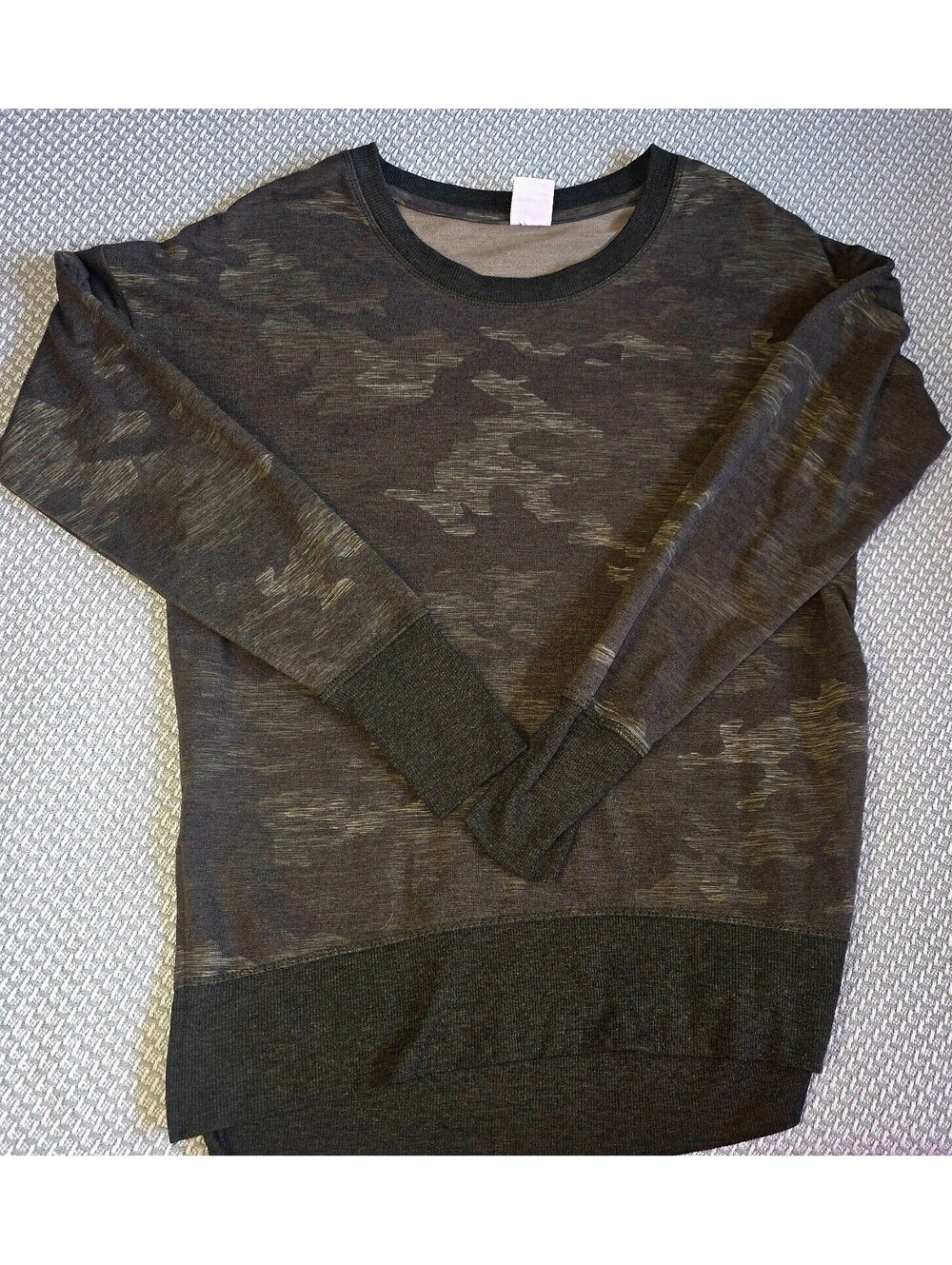Adorable Avia camouflage sweatshirt size XS